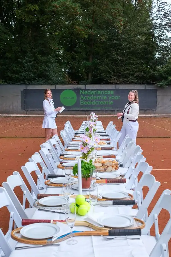 Lange gedekte tafel op de gravelbaan van TC De Schaeck