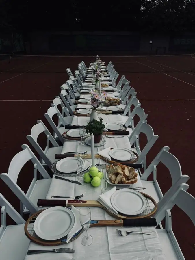 Diner-opstelling met houten rackets als onderborden