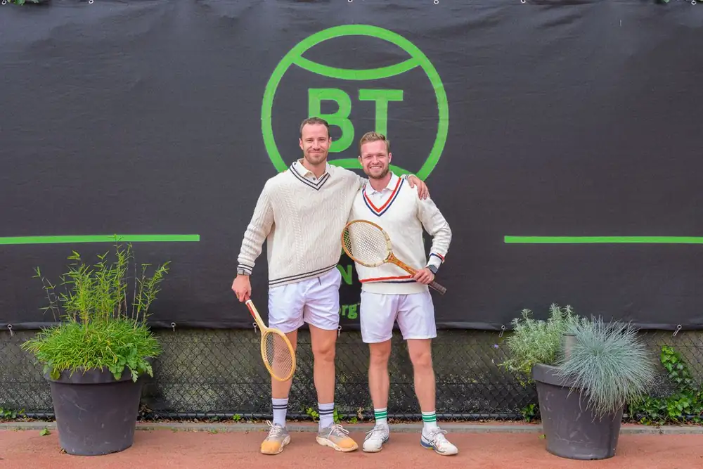 Maikel en Julian arm in arm voor het BorgTennis-doek